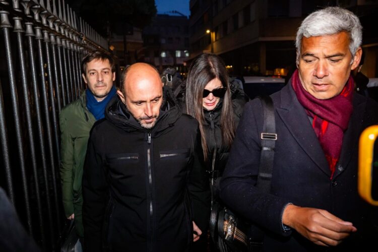 Jessica e Jacques Moretti fuori dal tribunale di Sion