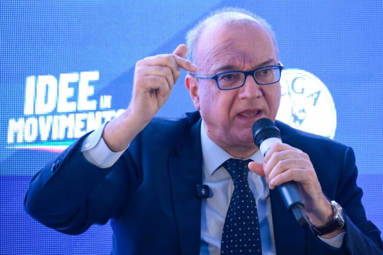 L'annuncio di Valditara sulla scuola e i contratti