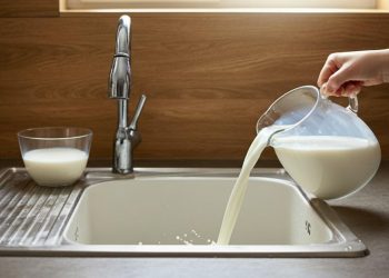 Latte scaduto nel lavandino