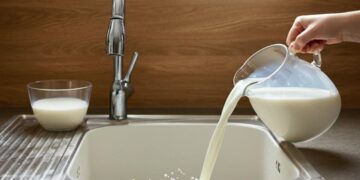 Latte scaduto nel lavandino