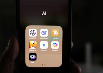 L'icona di Claude assieme ad altre app di IA