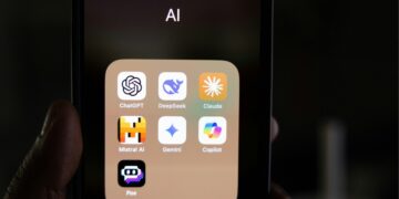L'icona di Claude assieme ad altre app di IA