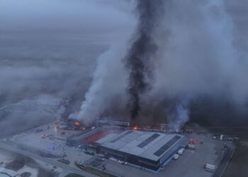 L'incendio in una fabbrica vicina a Trikala