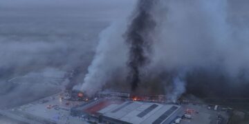 L'incendio in una fabbrica vicina a Trikala