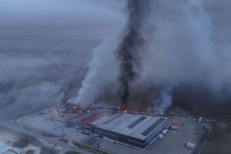 L'incendio in una fabbrica vicina a Trikala