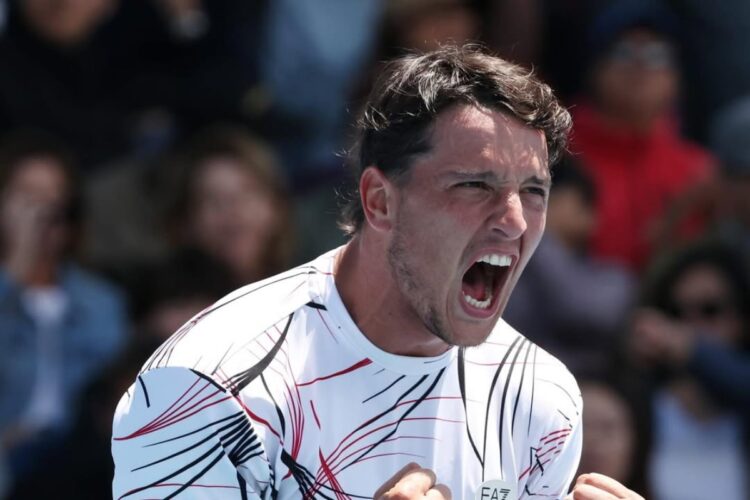 Luciano Darderi vola agli ottavi degli Australian Open dove sarà derby con Sinner