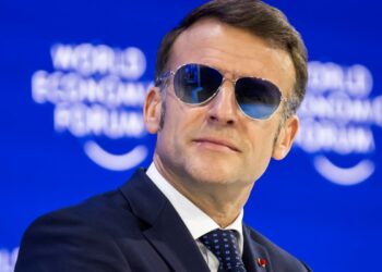 Macron a Davos con un nuovo look