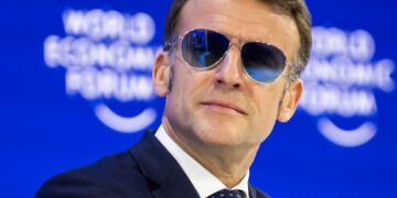Macron a Davos con un nuovo look