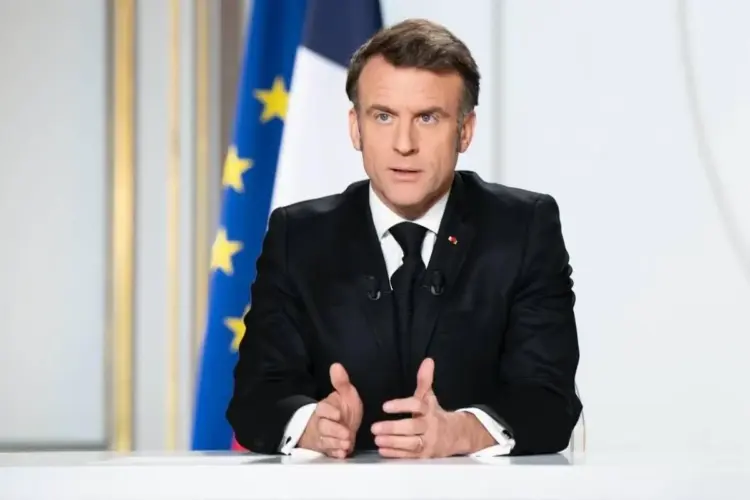 Macron aiuta l'Ucraina inviando generatori per superare l'inverno