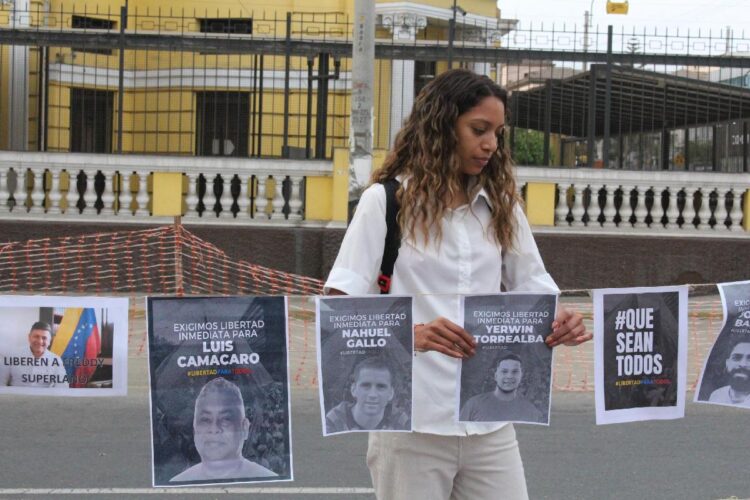 Manifestazione in Perù per richiedere la liberazione di alcune persone prigioniere in Venezuela