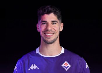 Manor Solomon con la maglia della Fiorentina