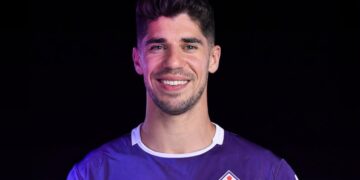 Manor Solomon con la maglia della Fiorentina