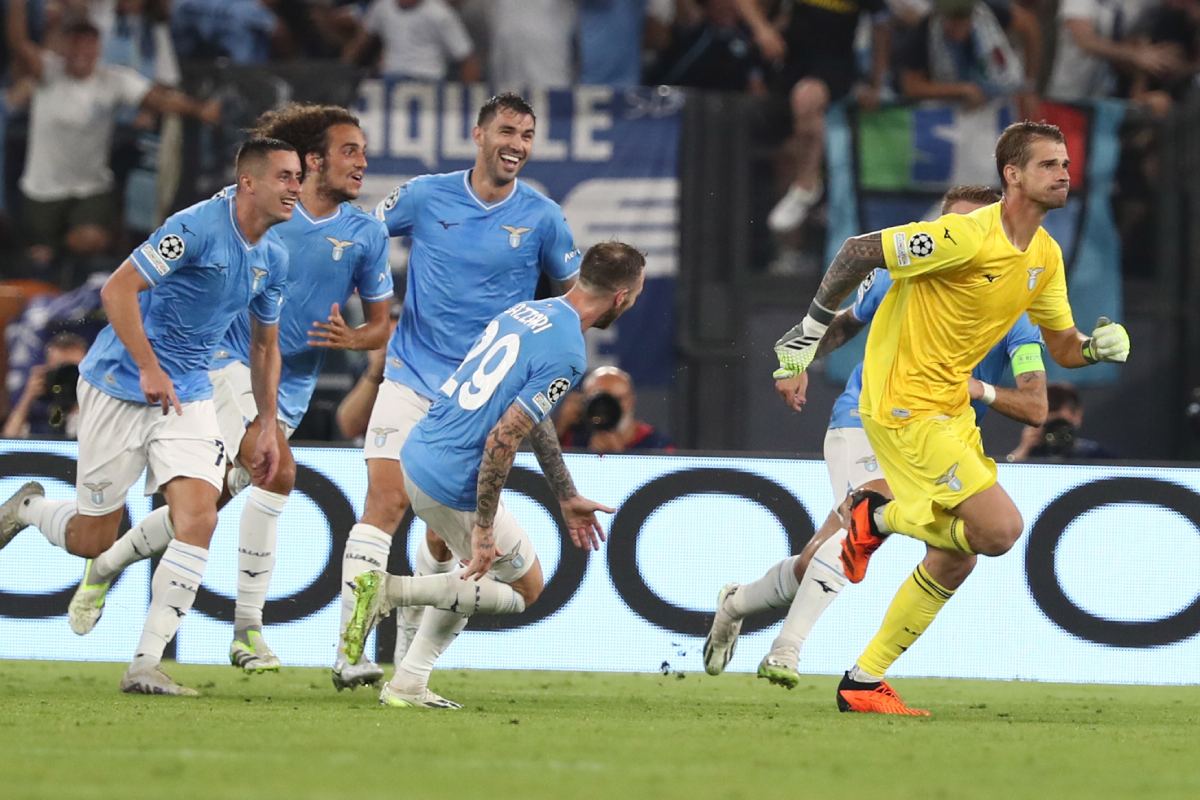 Provedel che esulta insieme ai compagni della Lazio