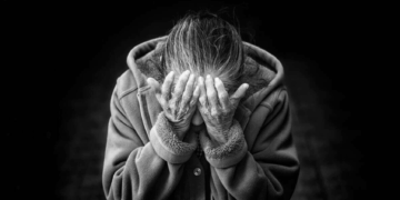 donna si tiene il volto