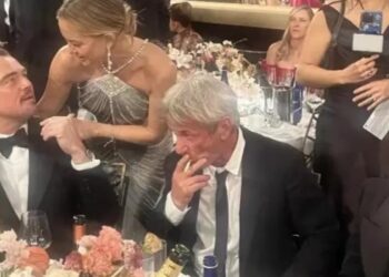 Sean Penn beccato a fumarsi una sigaretta