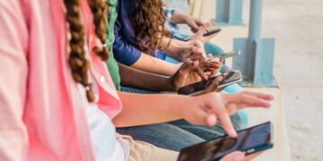 Social vietati ai minori: come funziona nel mondo