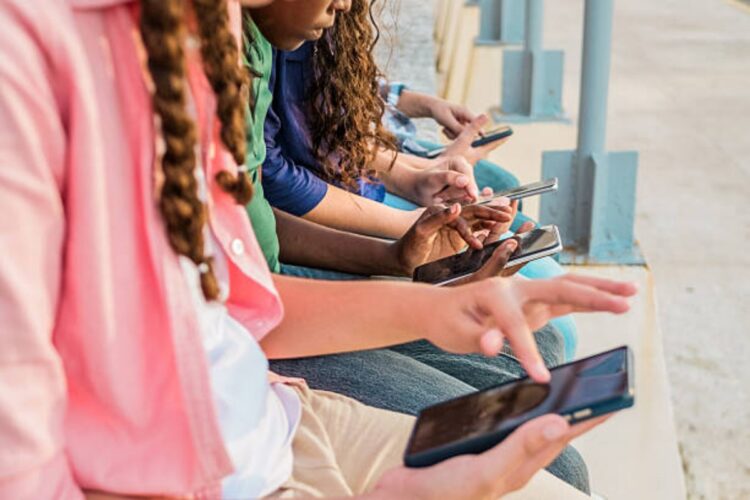 Social vietati ai minori: come funziona nel mondo