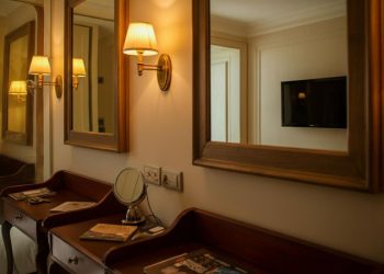 Specchi in camera di hotel