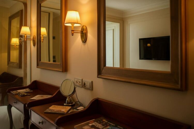 Specchi in camera di hotel