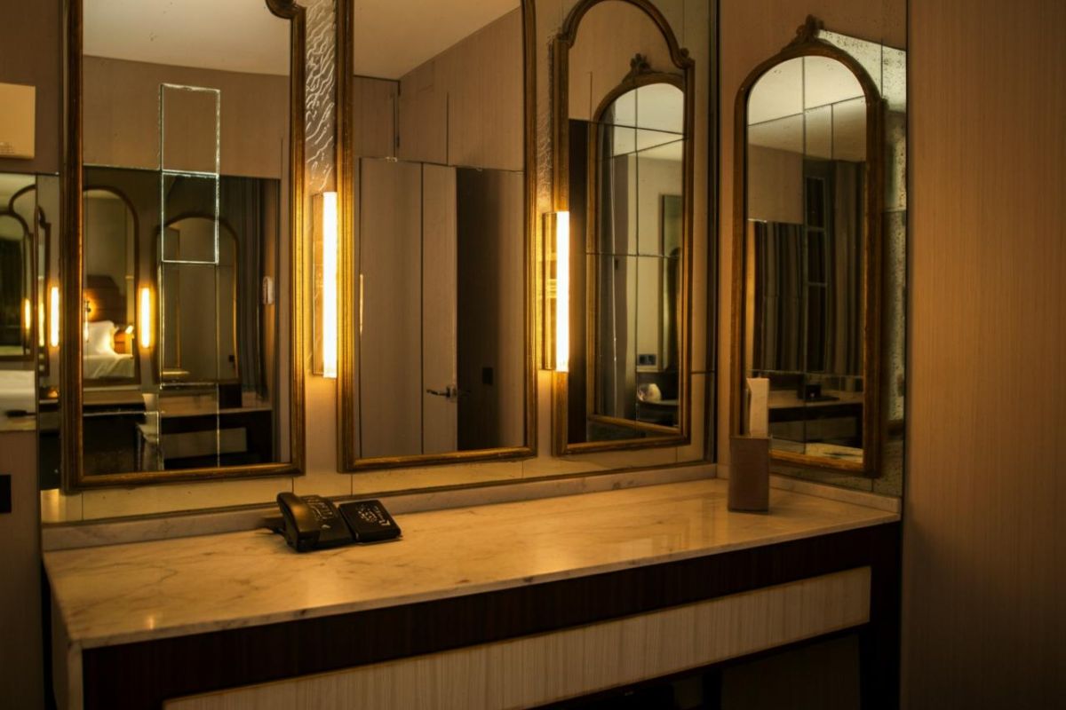 Specchio biderzionale in camera di hotel