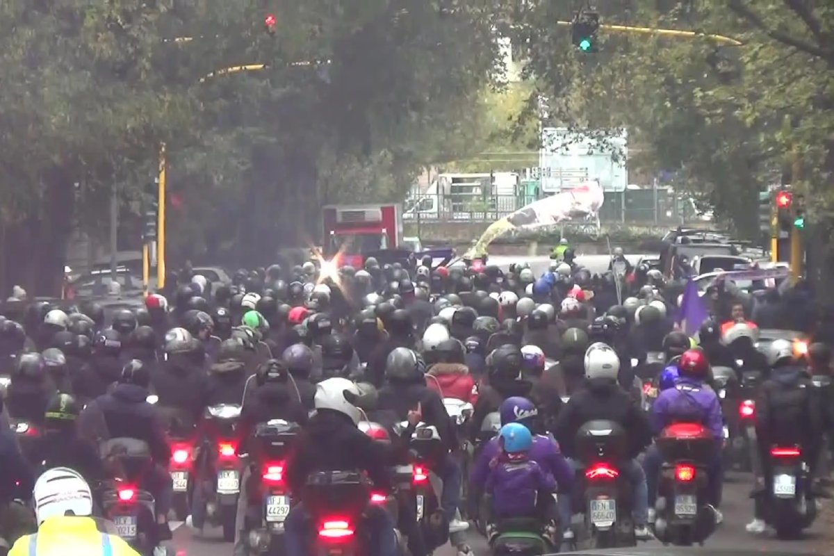 Tifosi della Fiorentina in protesta 