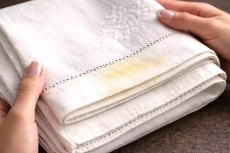 Tovaglia sporca, il segreto per farla tornare perfetta