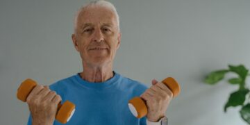 Un anziano intento ad allenarsi