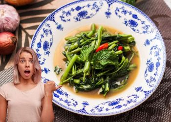 Un piatto a base di verdure a foglia