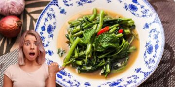 Un piatto a base di verdure a foglia