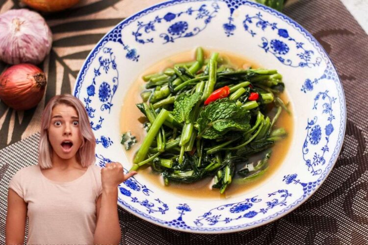 Un piatto a base di verdure a foglia