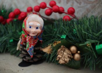 Un pupazzo ispirato alla befana, uno dei simboli dell'Epifania