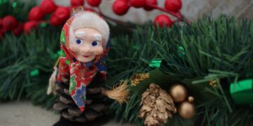 Un pupazzo ispirato alla befana, uno dei simboli dell'Epifania