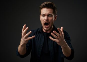 Un uomo che impreca e dice parolacce