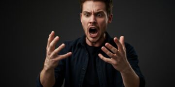 Un uomo che impreca e dice parolacce