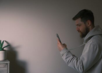 Un uomo con in mano uno smartphone