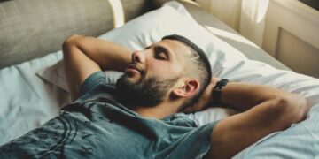 Un uomo intento a dormire