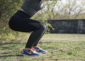 Una donna intenta a fare gli squat