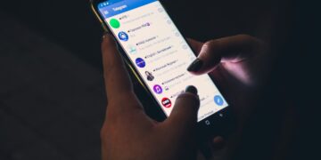 Una donna intenta a usare Telegram