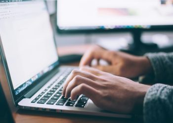 Una persona intenta a navigare su Internet