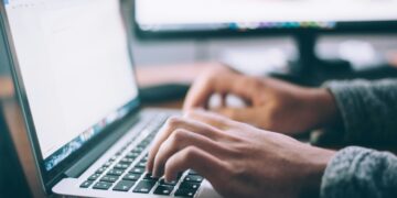 Una persona intenta a navigare su Internet