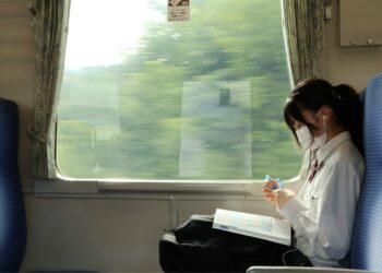 Una studentessa giapponese su un treno