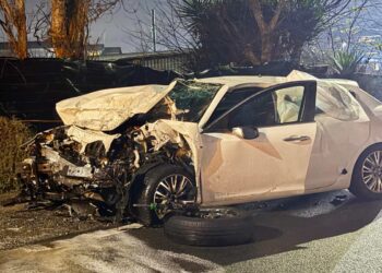 Un'auto distrutta dopo il frontale a Tor San Lorenzo