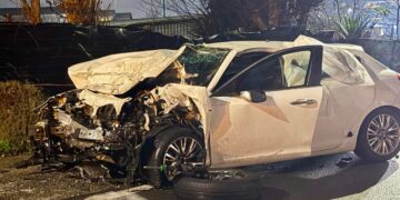 Un'auto distrutta dopo il frontale a Tor San Lorenzo