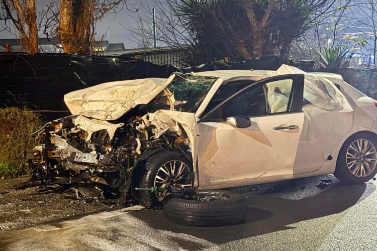 Un'auto distrutta dopo il frontale a Tor San Lorenzo