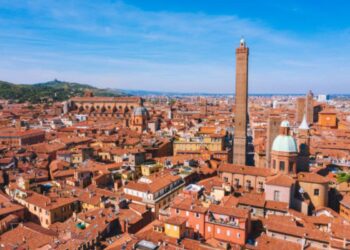 Uomo morto in casa a Bologna: nuovo interrogatorio per la moglie