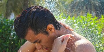 ragazzo fa la doccia