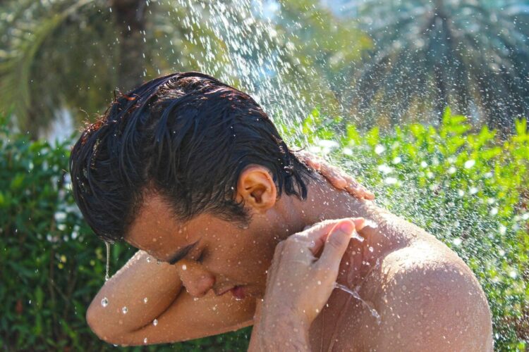 ragazzo fa la doccia