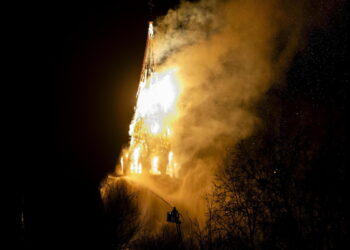 Incendio in centro ad Amsterdam: crolla campanile della chiesa Vondelkerk
