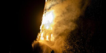 Incendio in centro ad Amsterdam: crolla campanile della chiesa Vondelkerk