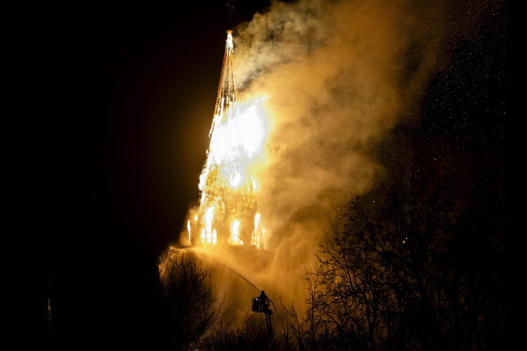 Incendio in centro ad Amsterdam: crolla campanile della chiesa Vondelkerk